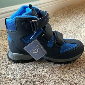 Boys size 7 snow boots. New.